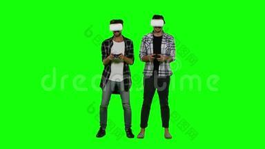 两个男人用VR头盔玩游戏。 绿色屏幕