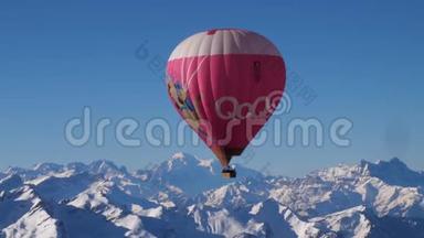 一个热气球在雪上飞行，覆盖了瑞士中部<strong>高山高峰</strong>。