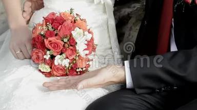 结婚了。 在新娘手中捧着<strong>一束红玫瑰</strong>..