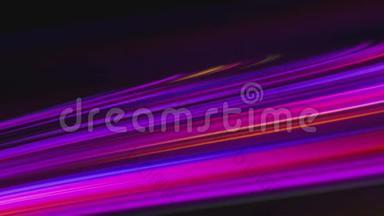 黑色背景上的紫色波浪。 紫色波浪变色的抽象运动。 把摄像机移开