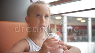 小女孩在<strong>咖啡</strong>馆喝牛奶鸡尾酒可可加牛奶。 孩子喝<strong>奶昔</strong>坐在<strong>咖啡</strong>馆里。