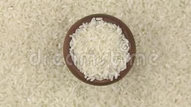 用红粘土做的锅中米粒缓慢转动..