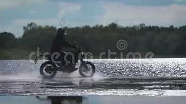 骑摩托车的<strong>浪漫之旅</strong>。 一个熟练的骑车人骑在水边，