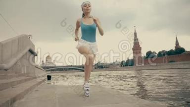 慢动作稳定射击运动的黑发女孩跑对莫斯科克里姆林宫240fps。 漂白的<strong>暖色</strong>