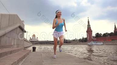 <strong>慢镜头</strong>steadicam<strong>视频</strong>，一个漂亮的女孩跑向莫斯科克里姆林宫，每秒240帧