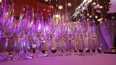 餐厅大厅自助餐桌上的香槟空杯、自助餐桌、餐厅内部、酒杯。