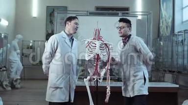 医学解剖学课学生和教师