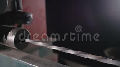 锻造车间在桌子上。 金属管工艺电捻锻铁机.. 铁匠制造铁制品