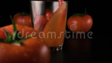 <strong>西红</strong>柿汁倒进桌子上的一个玻璃杯里。 慢点。