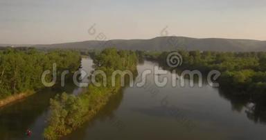 空中观景台。 飞越小城市附近美丽的河流.. 空中摄影机拍摄。 景观全景。 4K