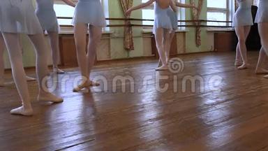 芭蕾舞课上的年轻芭蕾舞演员舞蹈团。