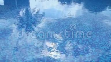 游泳池蓝色水面。暑假、度假村、酒店