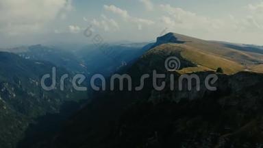 高质量的电影4k12位镜头。 意大利乡村风景优美的绿色森林上空飞行