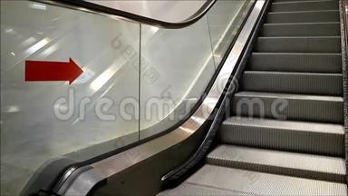 在购物中心移动自动扶梯<strong>楼梯</strong>，通向更高的楼层