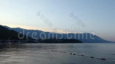黑山布德瓦市的海滩。 早上可观赏<strong>海滨</strong>和<strong>海滨</strong>。 山上的蓝色薄雾和海浪直到