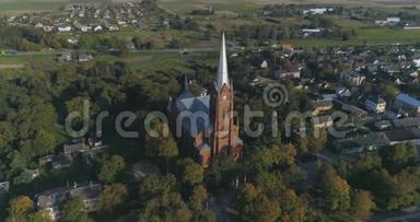 空中飞行。 顺利的<strong>兴趣点</strong>无人机射击圣约翰教堂的拉米加拉在立陶宛。 初秋的城市全景。 4k