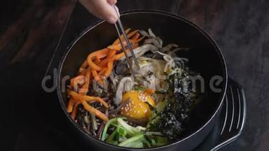 用筷子吃传统的韩国菜肴。 亚洲正宗美食