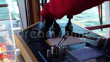 男子`船桥上的一个红色连衣裙绞车控制杆。 特写镜头。