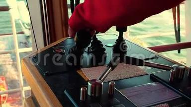 男子`船桥上的一个红色连衣裙<strong>绞车</strong>控制杆。 特写镜头。