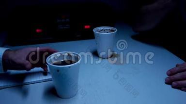 警监审讯室-咖啡杯及手礼