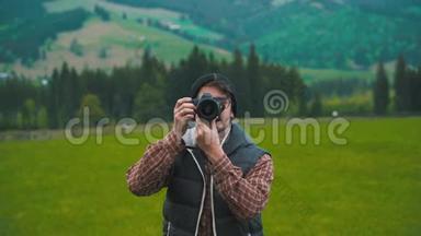 摄影师在群山的背景上拍照