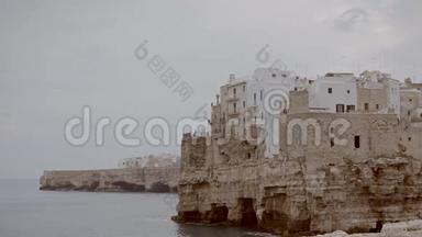 波里尼亚诺中世纪的城市在海边的悬崖上
