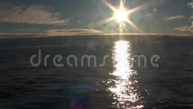 斯瓦尔巴德北冰洋海水背景下的地平线上美丽的日落。