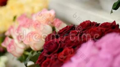 特写镜头，花店，在展示橱窗上有许多花束与不同的彩色玫瑰
