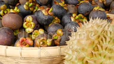 混合季节热带甜多<strong>汁水</strong>果，当地泰国市场。 大月龙榴莲和芒果
