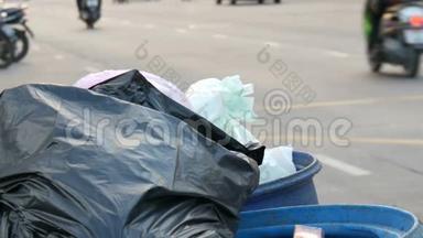 在繁忙的街道上，满是堵塞的垃圾桶，里面装着塑料袋、剩饭剩菜和其他垃圾，车和