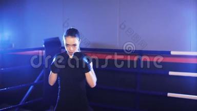 年轻女子在拳击场上拳击。<strong>太极拳</strong>。