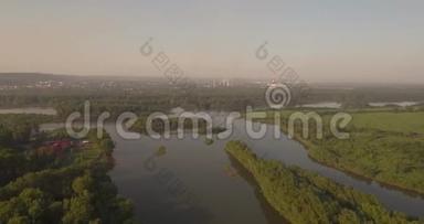 空中观景台。 飞越小城市附近美丽的河流.. 空中摄影机拍摄。 景观全景。 4K