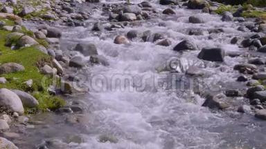 吉尔吉斯斯坦境内有石头的快速山区河流的特写