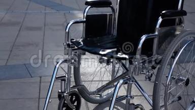 在现代建筑附近滚动的无效轮椅。