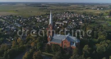 空中飞行。 顺利的<strong>兴趣点</strong>无人机射击圣约翰教堂的拉米加拉在立陶宛。 初秋的城市全景。 4k