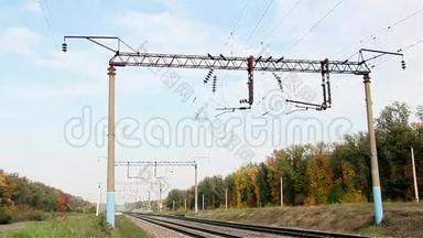 铁路上的<strong>电力线</strong>路。 俄罗斯