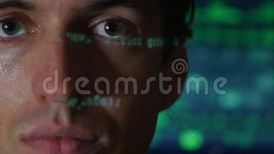 带有绿色代码字符的人程序员黑客画像在他脸上反射，电脑屏幕上显示