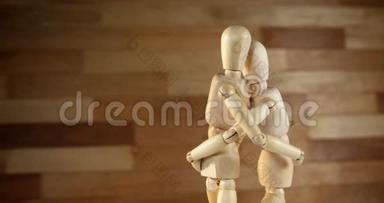 浪漫的情侣雕像互相拥抱