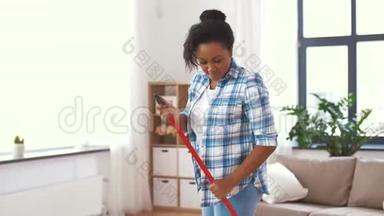 女人用<strong>扫把</strong>刷洗地板