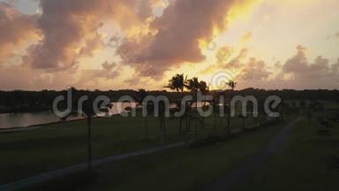 蓬塔卡纳空中视频。 在高尔夫球场附近的湖面上日落