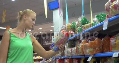 女人在超市买面包