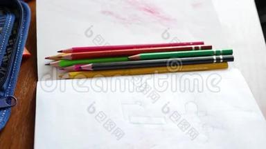 幼儿用彩色铅笔画画.. 4个视频，1个