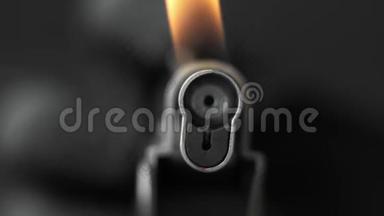 厨师用打火机。 气体打火机与火焰。 <strong>开火</strong>。