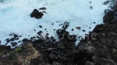 大西洋的海浪拍打着岩石海岸，黑色的火山沙和从上面俯瞰海滩的景色。海浪绿松石，大型