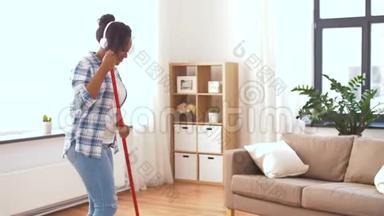 女人用扫把刷洗地板
