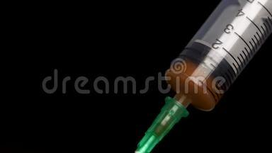 把疫苗从黑色背景上的安瓿中放入玻璃注射器中。 特写镜头。 注射器输入流体注入