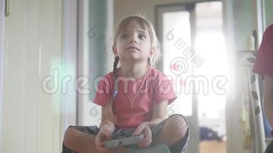 玩电子游戏的小女孩玩游戏游戏的女孩