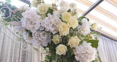 婚礼仪式上戴着鲜花的婚礼拱门。 婚礼详情