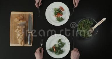 切菜沙拉上的<strong>俯视</strong>图。人们吃午饭。健康的生活方式理念。<strong>俯视</strong>图。