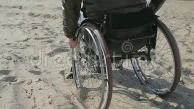 <strong>残疾人</strong>坐轮椅，试图驾驶轮椅失败，越过障碍，<strong>残疾人</strong>驾驶沙滩，困难